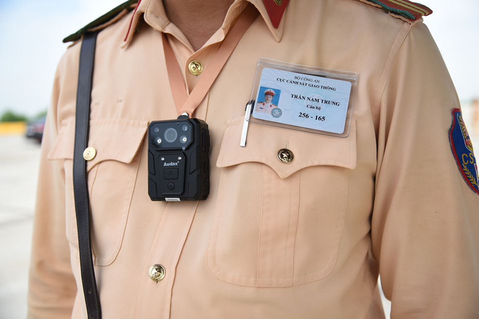 Camera gắn ngực của CSGT Việt Nam được sản xuất bới hãng Audax có trụ sở tại Vương quốc Anh. Audax là một hãng chuyên thiết kế, sản xuất các thiết bị camera giám sát, camera gắn người cho các lực lượng cảnh sát, an ninh. Ảnh: Zing.vn.