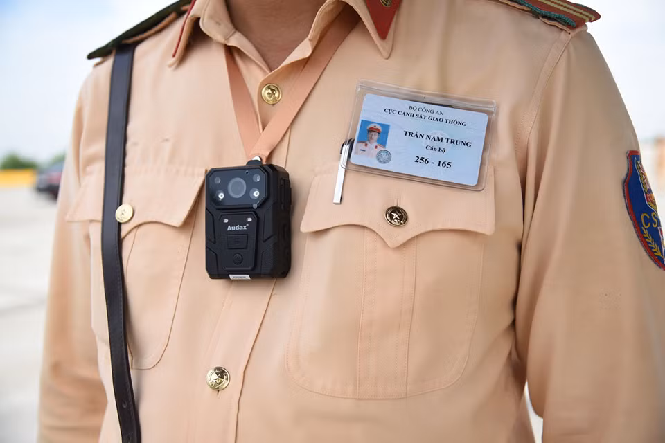Camera gắn ngực của CSGT Việt Nam được sản xuất bới hãng Audax có trụ sở tại Vương quốc Anh. Audax là một hãng chuyên thiết kế, sản xuất các thiết bị camera giám sát, camera gắn người cho các lực lượng cảnh sát, an ninh. Ảnh: Zing.vn.