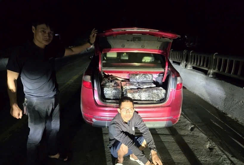 Bat giu 2 doi tuong van chuyen gan 400kg phao lau o Quang Tri