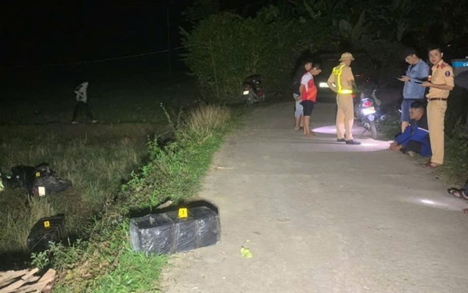 Bat giu 2 doi tuong van chuyen gan 400kg phao lau o Quang Tri-Hinh-2