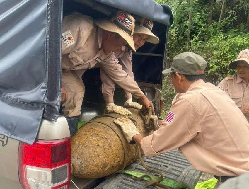 Phat hien bom “khung” con nguyen kip no o Quang Binh