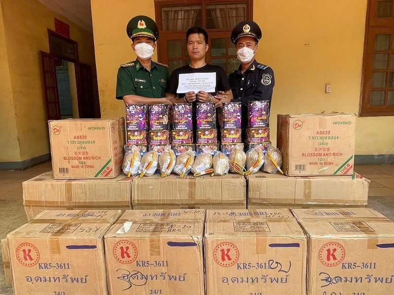 Bắt giữ đối tượng vận chuyển hơn 500kg pháo lậu qua biên giới Bat giu doi tuong van chuyen hon 500kg phao lau qua bien gioi