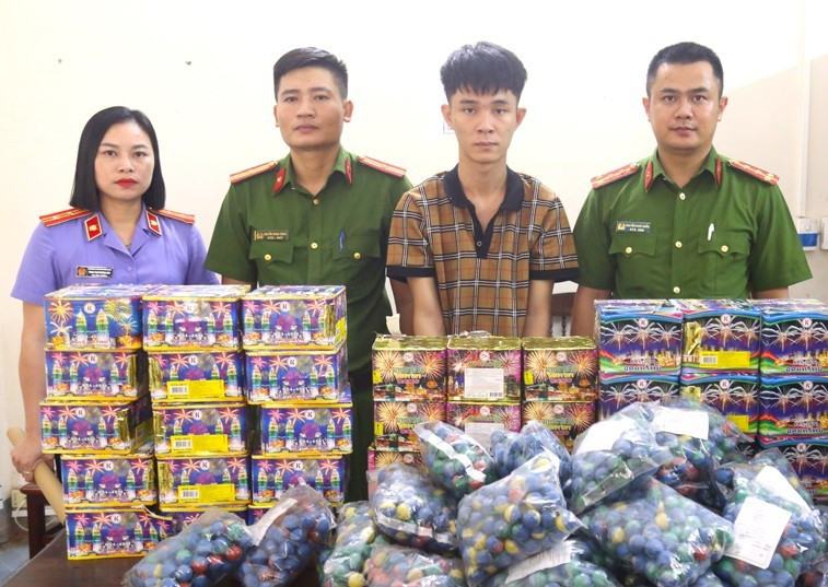 Hà Tĩnh: Triệt phá đường dây buôn bán pháo nổ khối lượng lớn Ha Tinh: Triet pha duong day buon ban phao no khoi luong lon