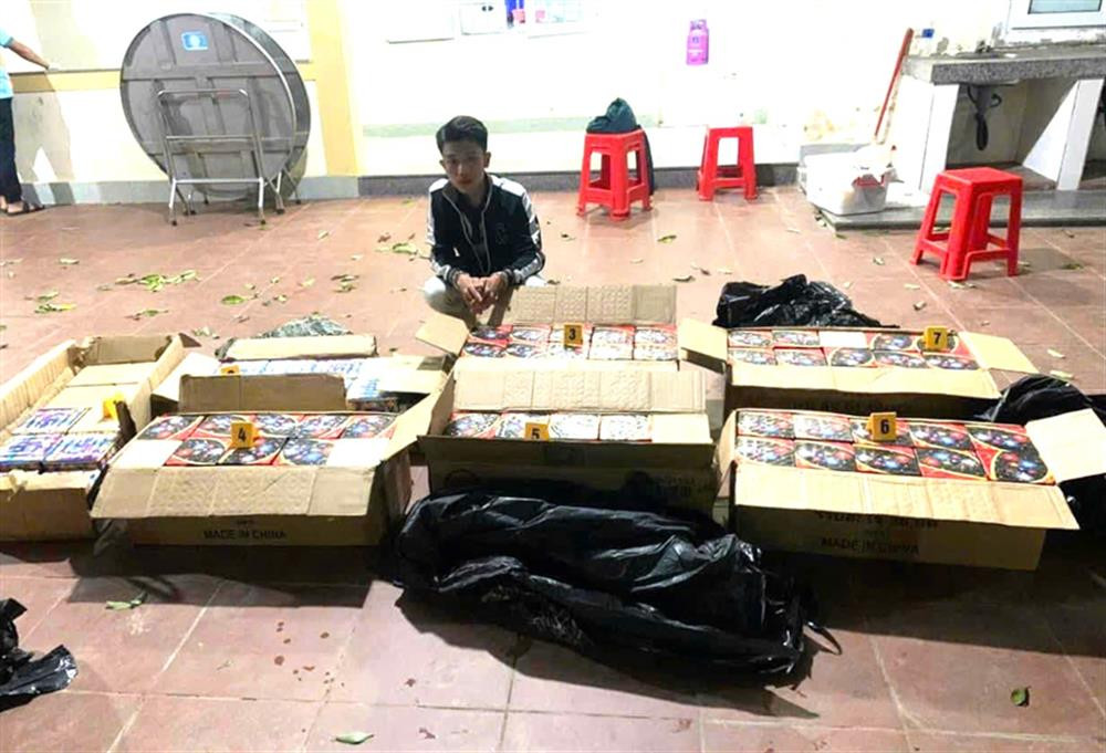 Quang Tri: Bat giu doi tuong van chuyen 170kg phao hoa no