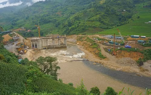 Truot chan nga xuong suoi, 2 vo chong bi mat tich