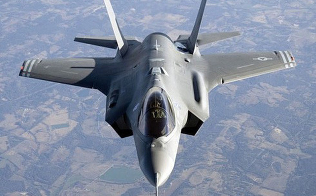 Ưu điểm của máy bay tàng hình so với máy bay thông thường đó là khả năng giữ bí mật trước radar đối phương (tính năng tàng hình); nhưng tải trọng vũ khí, nhiên liệu của loại máy bay này nhỏ, do những thứ này đều phải giấu trong thân, dẫn đến tầm hoạt động cũng như tải trọng chiến đấu kém hơn so với máy bay không tàng hình.