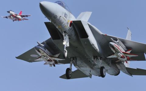 Chiều ngược lại, các loại máy bay không tàng hình mang vũ khí treo bên ngoài, lên thường mang được số vũ khí lớn hơn máy bay tàng hình, trong đó có những loại bom hoặc tên lửa có tốc độ siêu âm mới nhất, nhanh nhất.