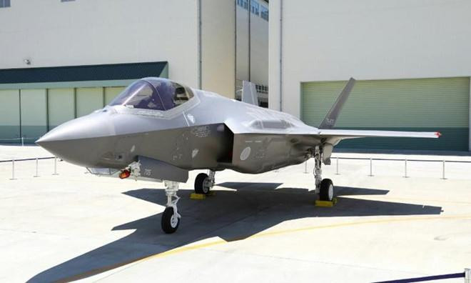 Các JSI có thể chiến đấu cùng với phi đội máy bay chiến đấu tàng hình F-35 mà lực lượng Không quân phòng vệ Nhật Bản đã và đang tiếp tục trang bị; trong đó mỗi loại sẽ bổ sung tính năng cho nhau, giống như mô hình tác chiến hỗn hợp của không quân Mỹ gồm F-15 và F-35.