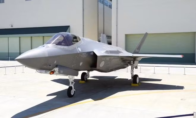 Các JSI có thể chiến đấu cùng với phi đội máy bay chiến đấu tàng hình F-35 mà lực lượng Không quân phòng vệ Nhật Bản đã và đang tiếp tục trang bị; trong đó mỗi loại sẽ bổ sung tính năng cho nhau, giống như mô hình tác chiến hỗn hợp của không quân Mỹ gồm F-15 và F-35.