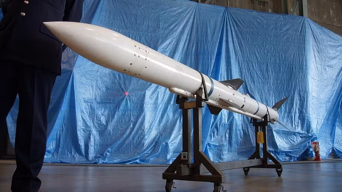 Nhật Bản đã tự chế tạo được tên lửa không đối không AAM-4B tiên tiến và radar mảng pha điện tử chủ động AESA; nhưng có thông tin cho rằng, Nhật Bản có thể xem xét mua các biến thể của tên lửa không đối không phóng ngoài tầm nhìn AIM-120 do Mỹ sản xuất.