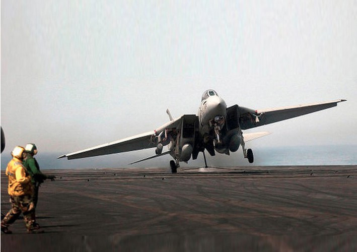 Ngoài ra chúng vẫn trang bị một khẩu pháo 20mm tiêu chuẩn và các tên lửa không đối không AIM-7 và AIM-9.