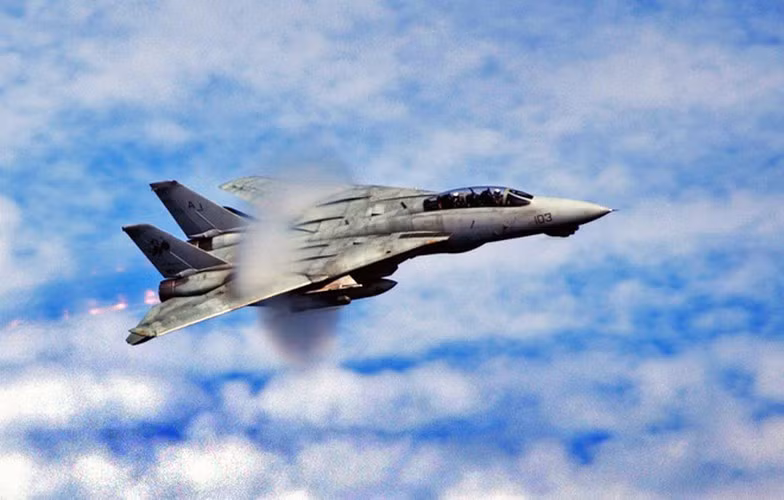 Kích thước của F-14 Tomcat khá ấn tượng...