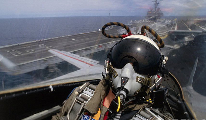 F-14 phiên bản A và B được trang bị radar xung Doppler AWG-9. Đây là loại radar được đánh giá là ít năng lực.