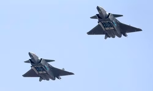 Như vậy đánh giá tổng thể, nếu so sánh giữa F-35 và F-22 của Mỹ trang bị tên lửa AIM-120C và J-20 của Trung Quốc trang bị tên lửa PL-15, đã thấy những bất lợi nghiêng về máy bay của Mỹ. Trước kia, Mỹ luôn tự hào về khả năng chiến đấu ngoài tầm nhìn của hai loại máy bay chiến đấu này; nhưng lợi thế này không còn trước J-20 của Trung Quốc.