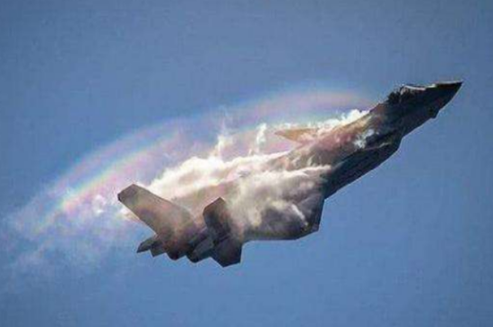 Như vậy đánh giá tổng thể, nếu so sánh giữa F-35 và F-22 của Mỹ trang bị tên lửa AIM-120C và J-20 của Trung Quốc trang bị tên lửa PL-15, đã thấy những bất lợi nghiêng về máy bay của Mỹ. Trước kia, Mỹ luôn tự hào về khả năng chiến đấu ngoài tầm nhìn của hai loại máy bay chiến đấu này; nhưng lợi thế này không còn trước J-20 của Trung Quốc.