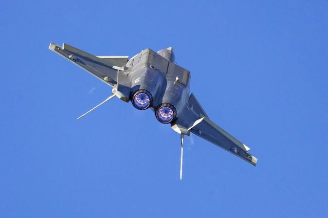 Mặc dù J-20 có thiết kế “cường tráng” nhưng vẫn mang “trái tim” già cỗi; khi hiện nay J-20 vẫn phải sử dụng động cơ AL-31F của Nga, vốn chế tạo cho tiêm kích dòng Su-27, khiến J-20 không đạt tiêu chuẩn của máy bay chiến đấu thế hệ 5, khi động cơ AL-31F được đánh giá không đủ lực đẩy cho máy bay lớn như J-20.