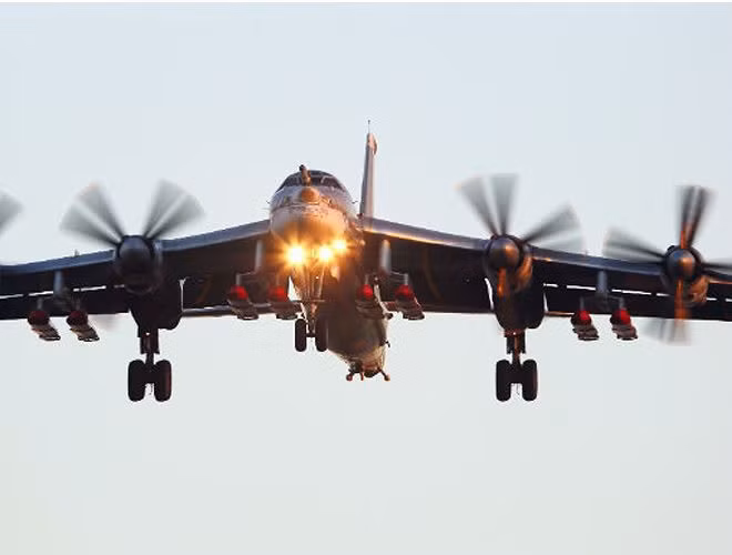 Trong khi Kh-102 được trang bị đầu đạn hạt nhân 250 kT.