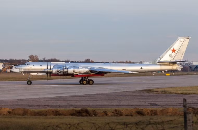 Mỗi chiếc Tu-95MS có khả năng mang tối đa 6 tên lửa Kh-101 gắn bên ngoài.