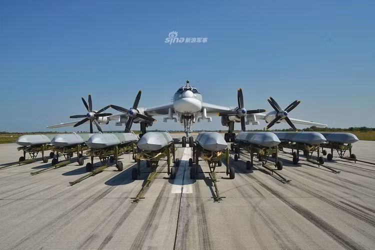 Trong biên chế không quân Nga đang hiện diện ba loại máy bay ném bom chủ lực Tu-160, Tu-22M3 và Tu-95MS.