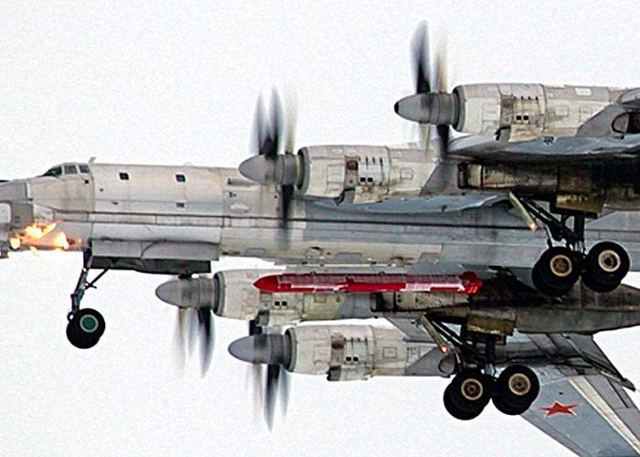 Điểm đặc biệt là Kh-101/102 được trang bị cả động cơ phản lực cánh quạt đẩy với cánh quạt làm bằng vật liệu phản xạ radar thấp.