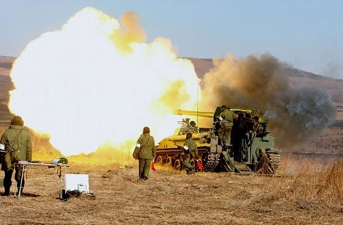 "Kíp chiến đấu của 2S5 Giatsint-S đã lần đầu bắn thử với tọa độ và chỉ thị mục tiêu của máy bay không người lái (UAV) Orlan-10. Cuộc tấn công nhằm vào trung tâm chỉ huy và các cơ sở quan trọng của kẻ thù (giả định). Toàn bộ mục tiêu đã bị phá hủy ở tầm bắn xa nhất với độ chính xác tuyệt đối", Quân khu Nga cho biết trong một thông báo.