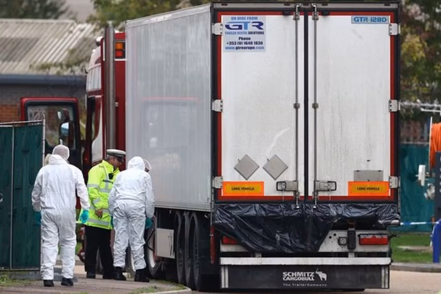 39 thi the trong container: co 4 ho so nghi nguoi Viet, 20 nguoi khac an toan?