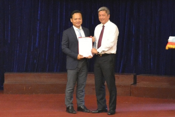 Truoc khi thoi chuc, ba Nguyen Thi Kim Tien bo nhiem con trai lam Vien pho Pasteur TP HCM