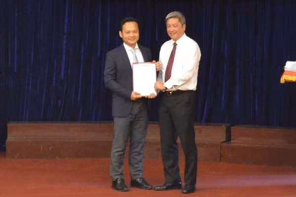 Truoc khi thoi chuc, ba Nguyen Thi Kim Tien bo nhiem con trai lam Vien pho Pasteur TP HCM