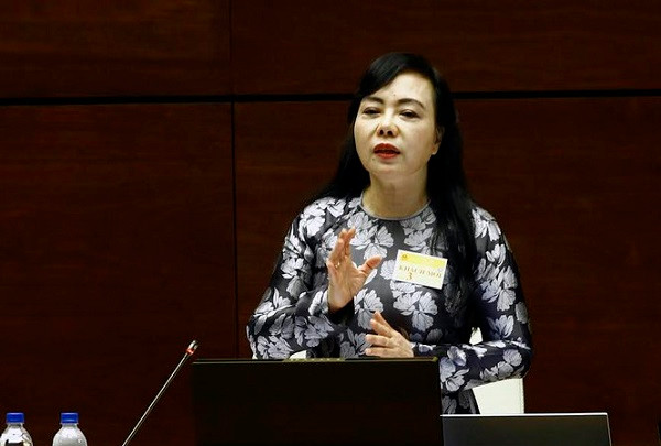 8. “Trước giờ khám bệnh, cúi chào bệnh nhân” - trả lời phiên chất vấn Quốc hội sáng 14/6/2017, Bộ trưởng Y tế Nguyễn Thị Kim Tiến khẳng định, chắc chắn khi tăng giá dịch vụ thì chất lượng khám chữa bệnh phải tăng và Bộ cũng đề nghị, trước giờ khám bệnh, phải cúi chào bệnh nhân. Đồng thời bà cũng nói rằng, bà nhận trách nhiệm, nhận lỗi khi dân đến hiệu thuốc nào cũng mua được thuốc mà không cần đơn.