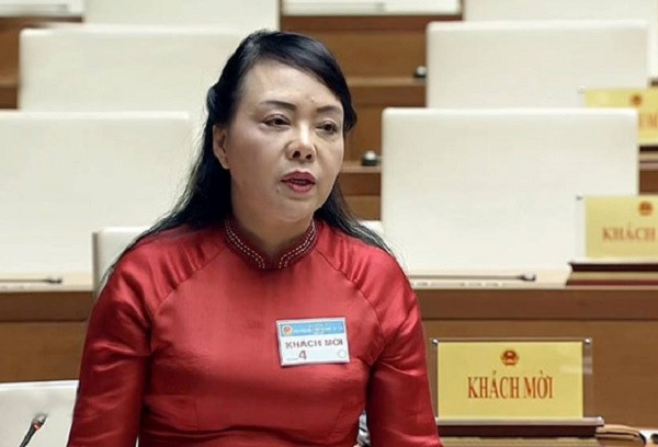 9. “Dịch sốt xuất huyết kéo dài do nắng lắm, mưa nhiều”. Trình bày trước Quốc hội ngày 1/11/2017, khi nêu nguyên nhân dịch bệnh kéo dài, Bộ trưởng Y tế Nguyễn Thị Kim Tiến giải thích dịch sốt xuất huyết trước hết là biến đổi khí hậu, năm nay nắng nóng kéo dài, mưa cũng nhiều.