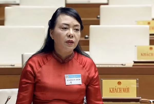 9. “Dịch sốt xuất huyết kéo dài do nắng lắm, mưa nhiều”. Trình bày trước Quốc hội ngày 1/11/2017, khi nêu nguyên nhân dịch bệnh kéo dài, Bộ trưởng Y tế Nguyễn Thị Kim Tiến giải thích dịch sốt xuất huyết trước hết là biến đổi khí hậu, năm nay nắng nóng kéo dài, mưa cũng nhiều.