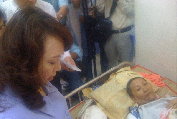 11. Thiếu giường bệnh thì phải hỏi… Nhà nước! Ngày 27/5/2013, bên hành lang phiên họp Quốc hội, Bộ trưởng Kim Tiến đã trả lời báo chí về vấn đề giảm tải bệnh viện, đầu tư cho ngành y tế…Bộ trưởng Tiến đã không ngần ngại trả lời rằng: “Câu hỏi này cũng phải dành cho Nhà nước vì Bộ Y tế không thể xây nhà được và cũng không có tiền làm nhà, xây bệnh viện hay mua trang thiết bị”. Ảnh: NLĐ.