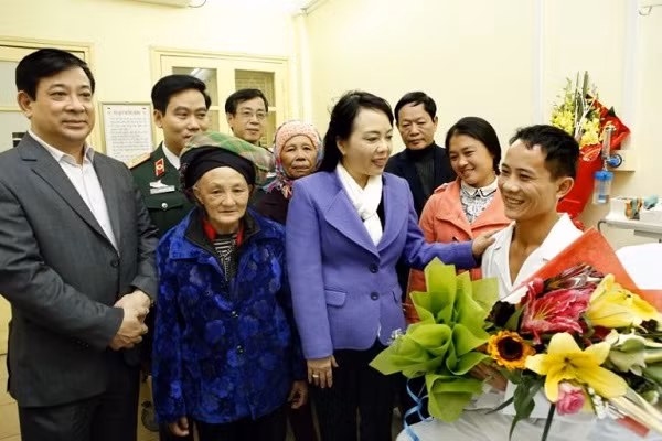 4. “Nhờ ca ghép phổi, Việt Nam ghi tên trên bản đồ thế giới trong kỹ thuật ghép phổi, đưa chuyên ngành ghép tạng của Việt Nam lên một tầm cao mới”. Bộ trưởng Tiến đã phát biểu như trên khi vào thăm và tặng quà bệnh nhân đầu tiên vừa được ghép phổi ở Bệnh viện Quân y 103 ngày 24/2/2017.