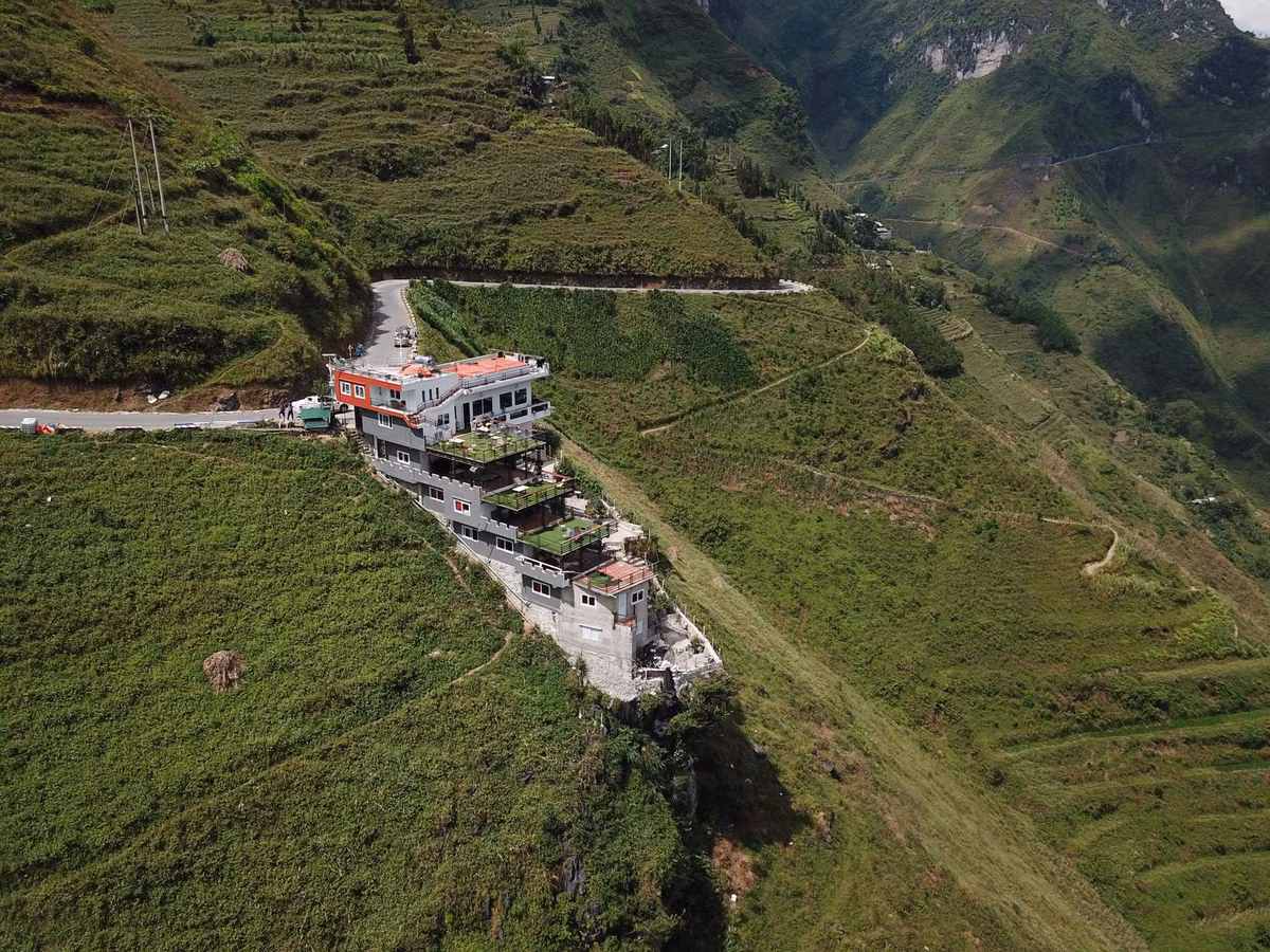 Công trình này được mọc lên từ năm 2018, cao 7 tầng, có 5 ban công lớn, do bà Vũ Ngọc Ánh (SN 1962, trú tại thành phố Hà Giang, tỉnh Hà Giang) làm chủ.