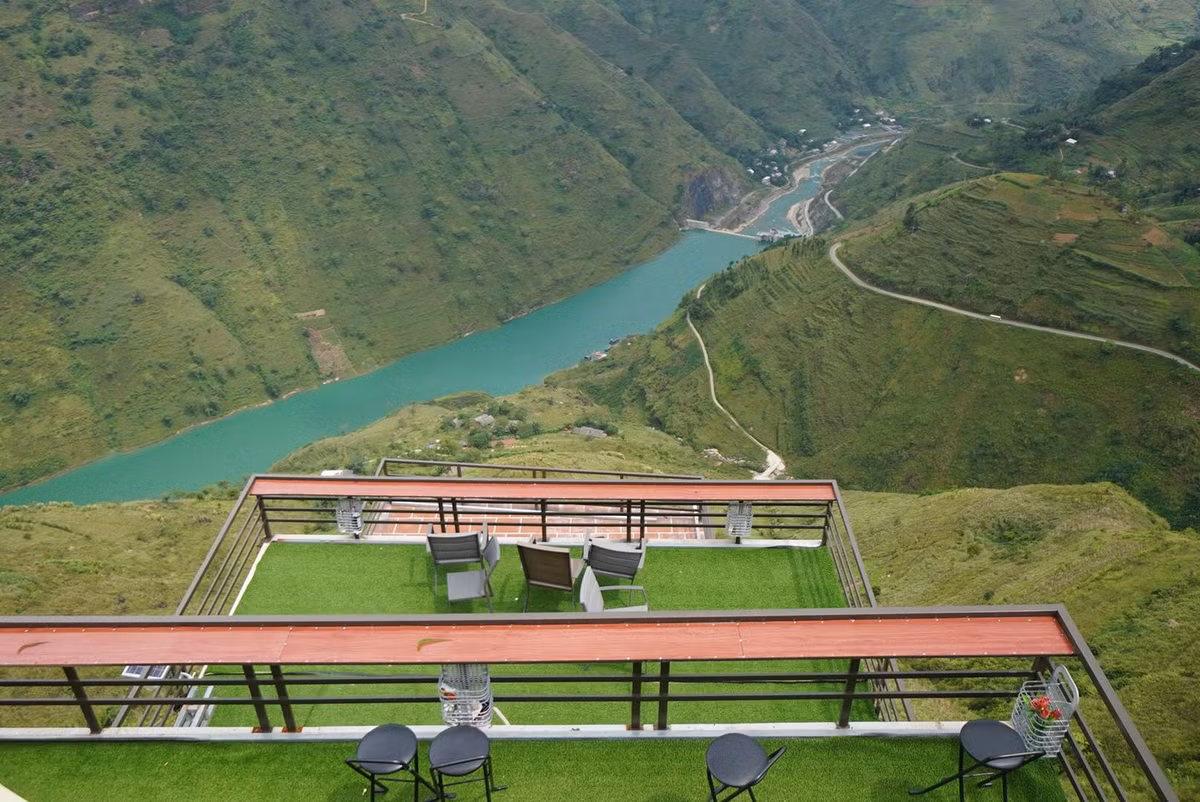 Từ công trình nhìn xuống dòng Nho Quế.