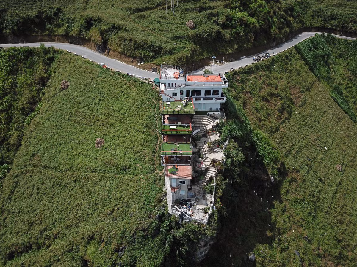 Mã Pì Lèng được mệnh danh “Đệ nhất hùng quan”, một trong tứ đại đỉnh đèo của Việt Nam. Đèo là đoạn quốc lộ 4C dài khoảng 20 km nối liền hai huyện Đồng Văn và Mèo Vạc. Đỉnh đèo cao 2.000 m, là con đường hiểm trở nhất trên Công viên địa chất toàn cầu cao nguyên đá Đồng Văn. Một bên đèo là vách núi đá vôi hiểm trở, bên kia là vực sông Nho Quế.