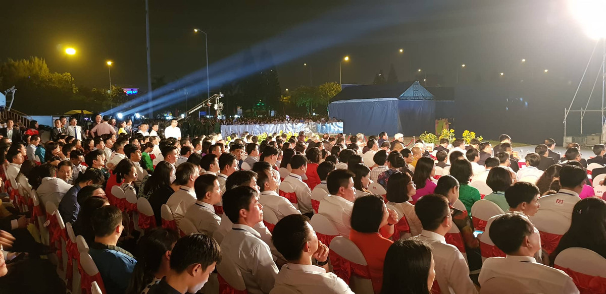 Hàng trăm đại biểu về dự buổi lễ.