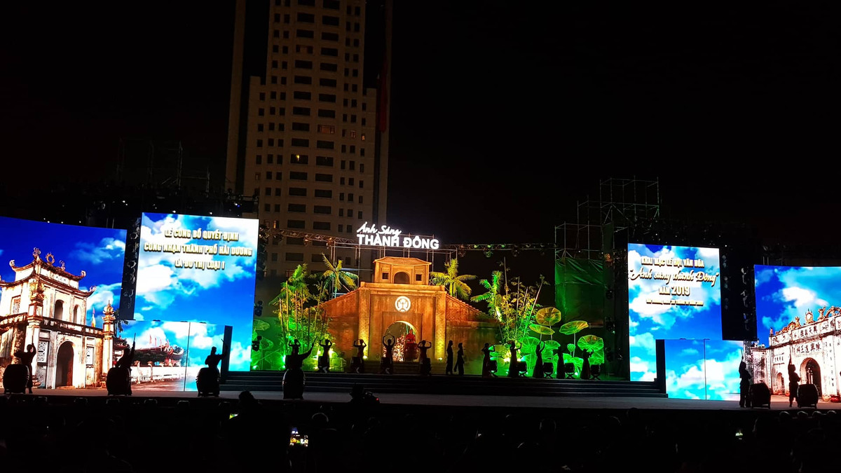 Tối 26/10, tại Quảng trường 30/10, TP Hải Dương đã diễn Lễ công bố quyết định của Thủ tướng Chính phủ công nhận TP Hải Dương đạt tiêu chí đô thị loại I và Lễ hội đường phố truyền thống văn hóa Xứ Đông 2019 – “Ánh sáng Thành Đông”.