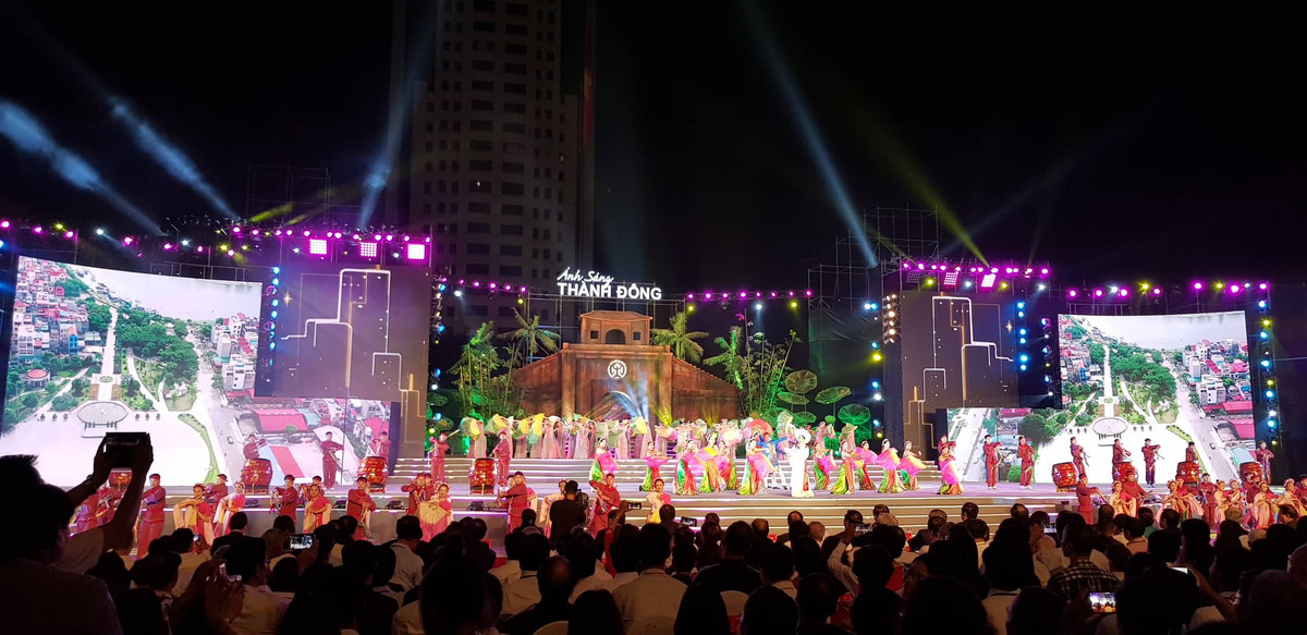 Được các nghệ sĩ thể hiện tại buổi lễ.