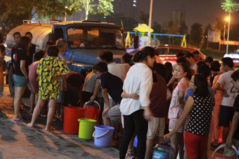 Nuoc sach Song Da da an toan... Ha Noi van cho xe tec cap nuoc cho dan