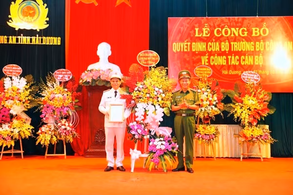 Hai Giam doc Cong an Hai Duong, Hai Phong “hoan doi” vi tri