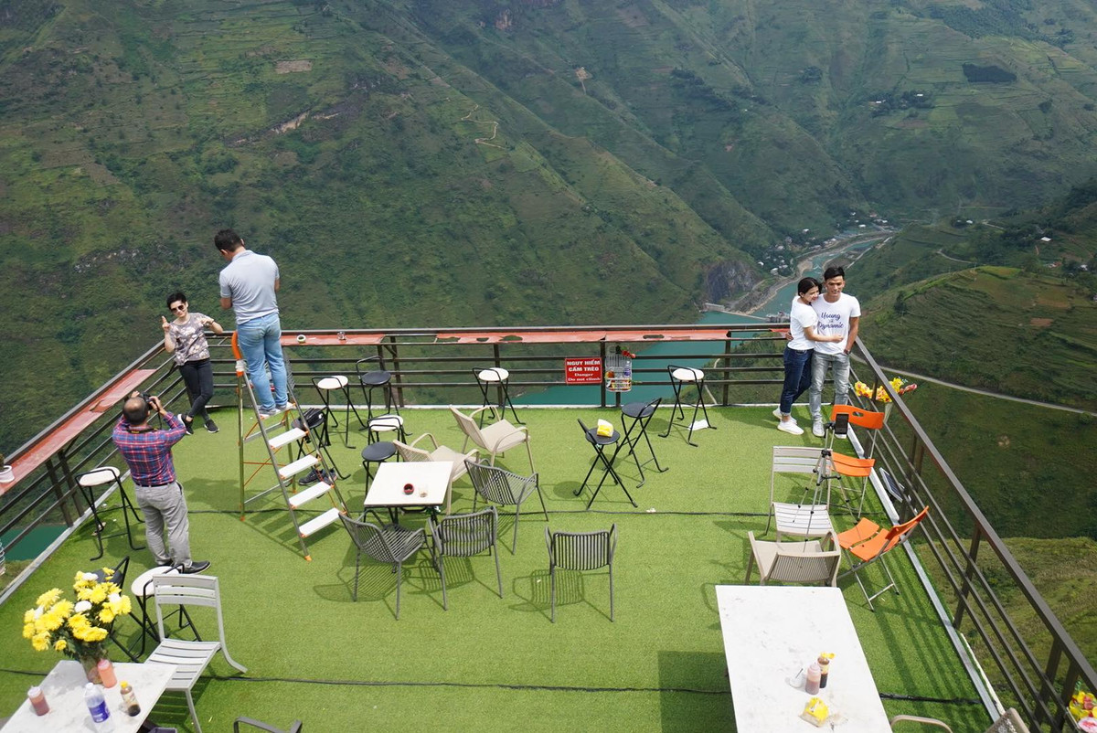 Nhiều bạn trẻ đến đây để check in.