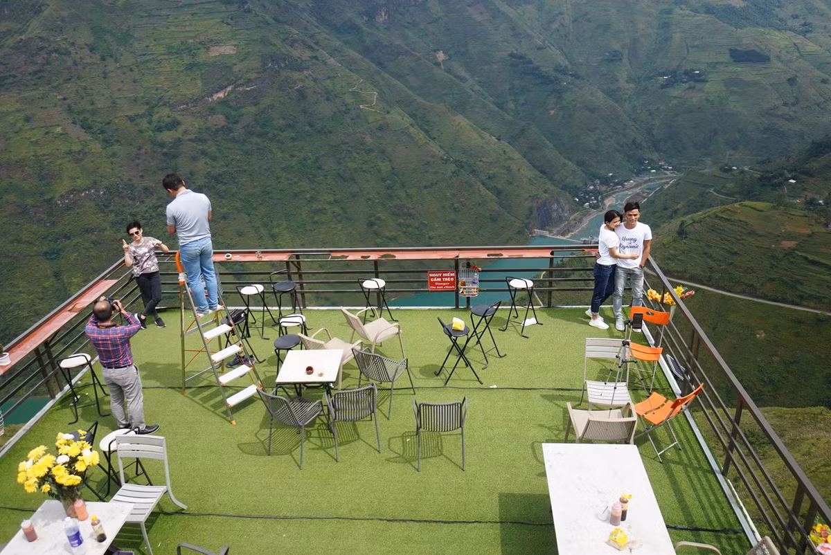 Nhiều bạn trẻ đến đây để check in.