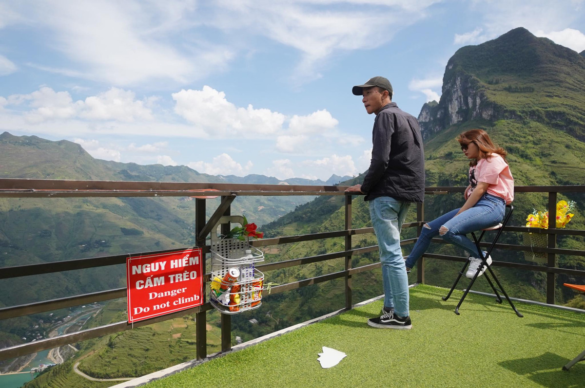 Biển báo nguy hiểm được đặt ở công trình.