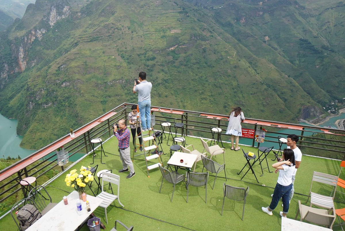 Tuy nhiên, thời điểm này nhiều khách vẫn coi đây là điểm lý tưởng để ngắm cảnh quan thiên nhiên.