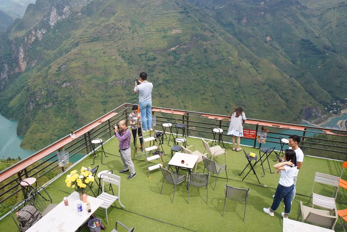 Tuy nhiên, thời điểm này nhiều khách vẫn coi đây là điểm lý tưởng để ngắm cảnh quan thiên nhiên.