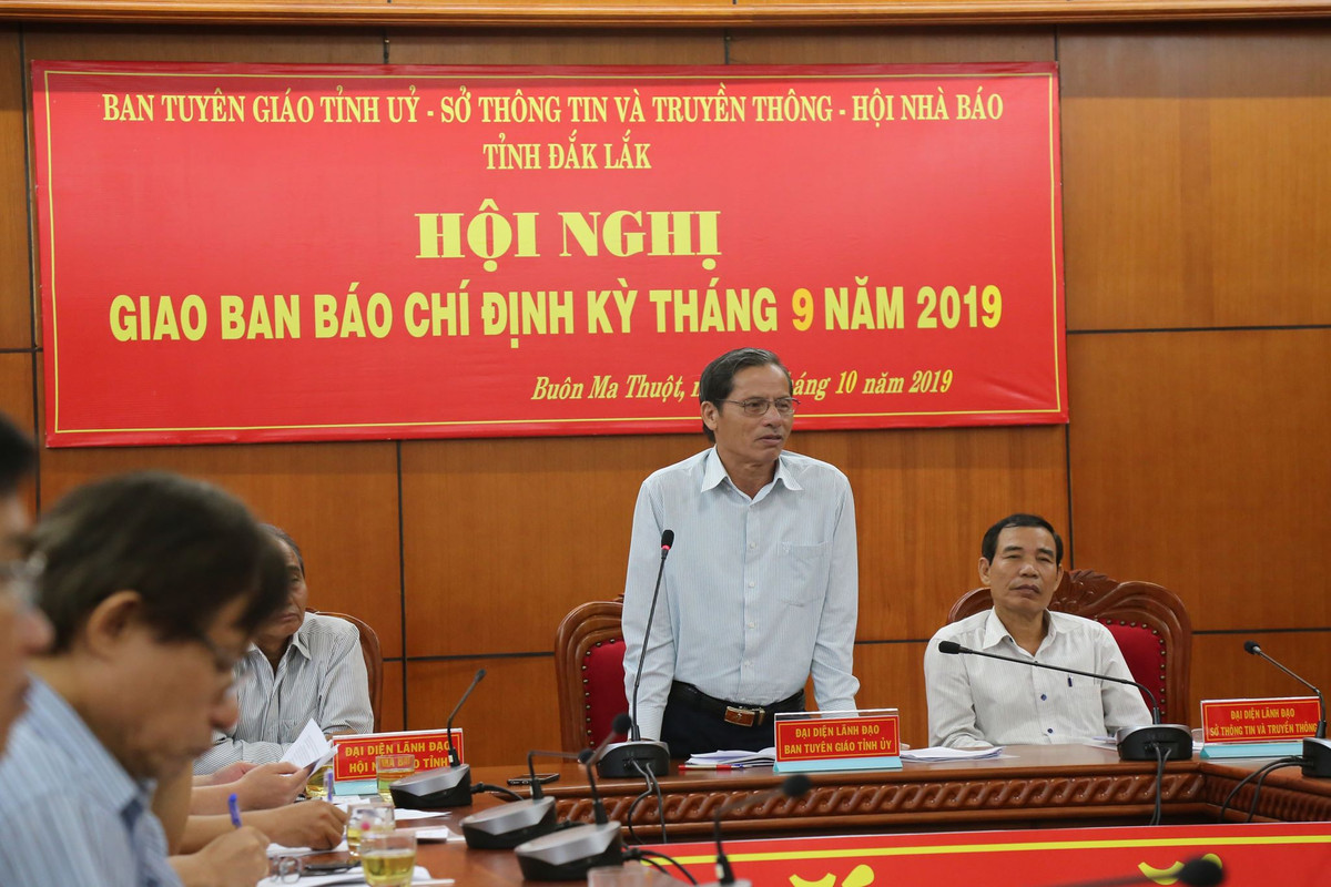Xac minh thong tin nu Pho phong Hanh chinh chua co bang cap 3