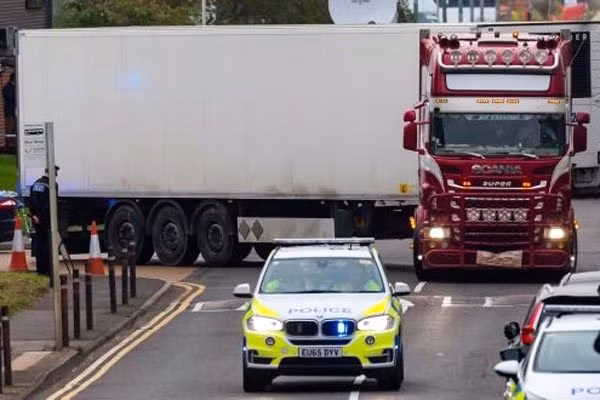 Co gai Nghe An “mat tich” o Anh: Moi gioi tra lai 47000 USD... co truy ra dau so?