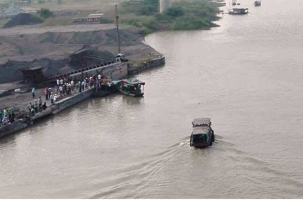 Dang tim kiem thi the nu giao vien nhay cau Pha Lai tu tu-Hinh-2