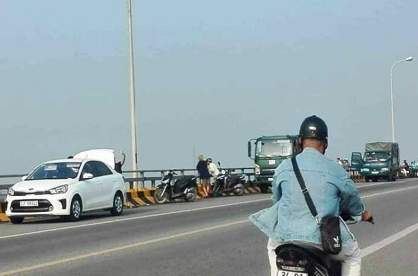 Dang tim kiem thi the nu giao vien nhay cau Pha Lai tu tu